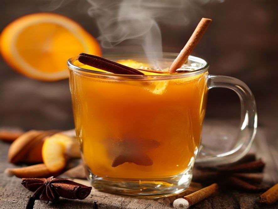 Warme appelsap met kaneel