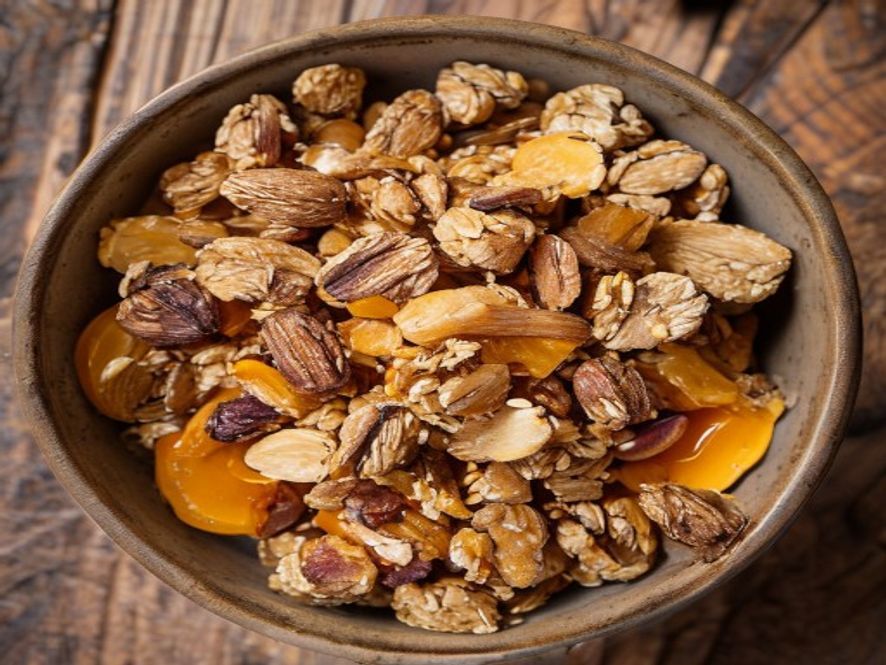 Zelfgemaakte krokante granola met noten en honing