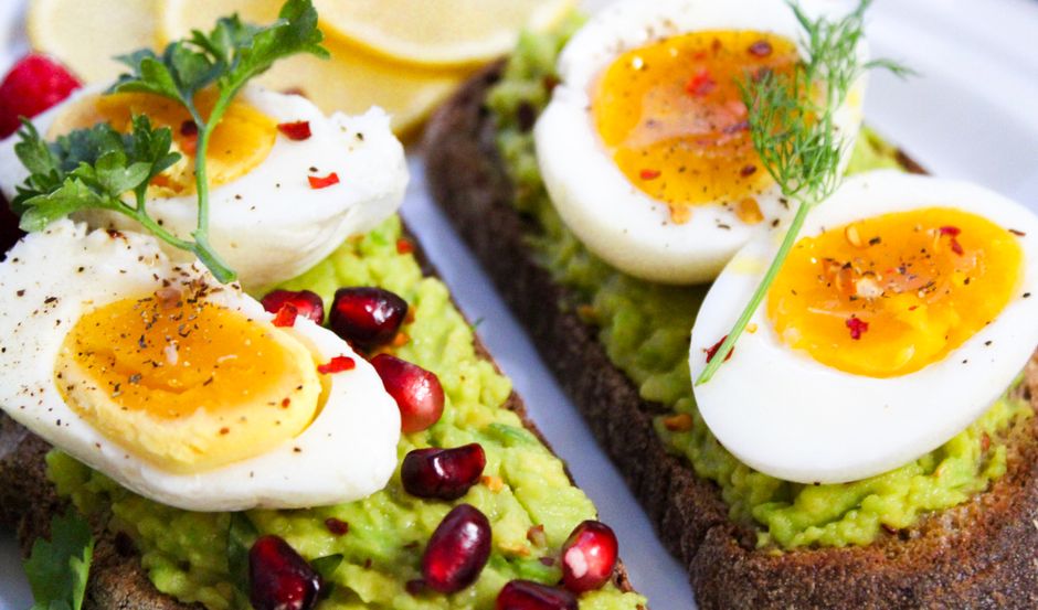 Avocadotoast met gepocheerd ei