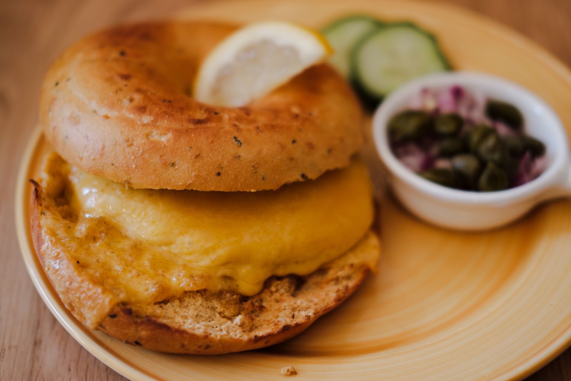 Bagel met roomkaas en gerookte zalm