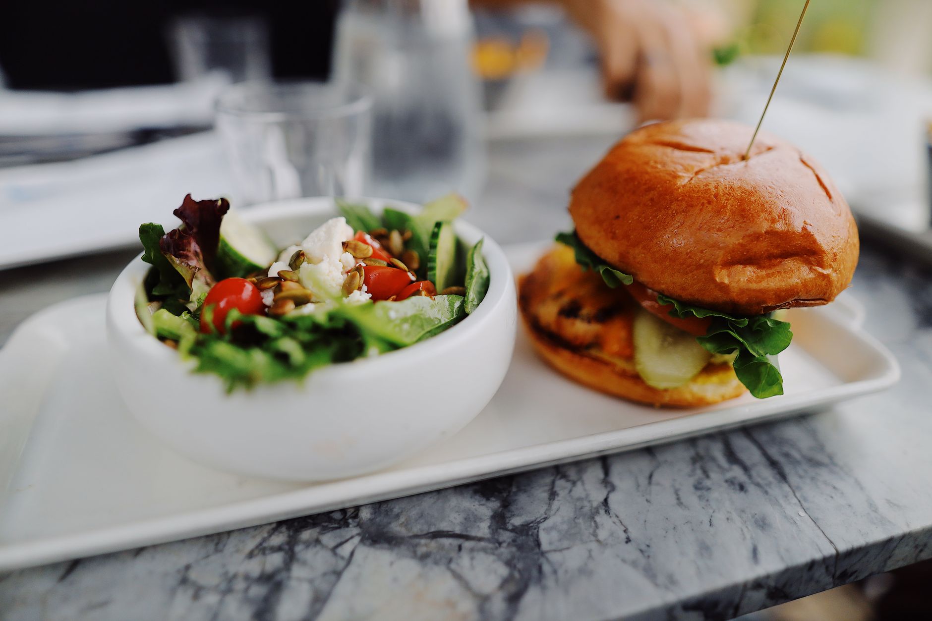 Bifteki: Griekse gevulde hamburger met feta