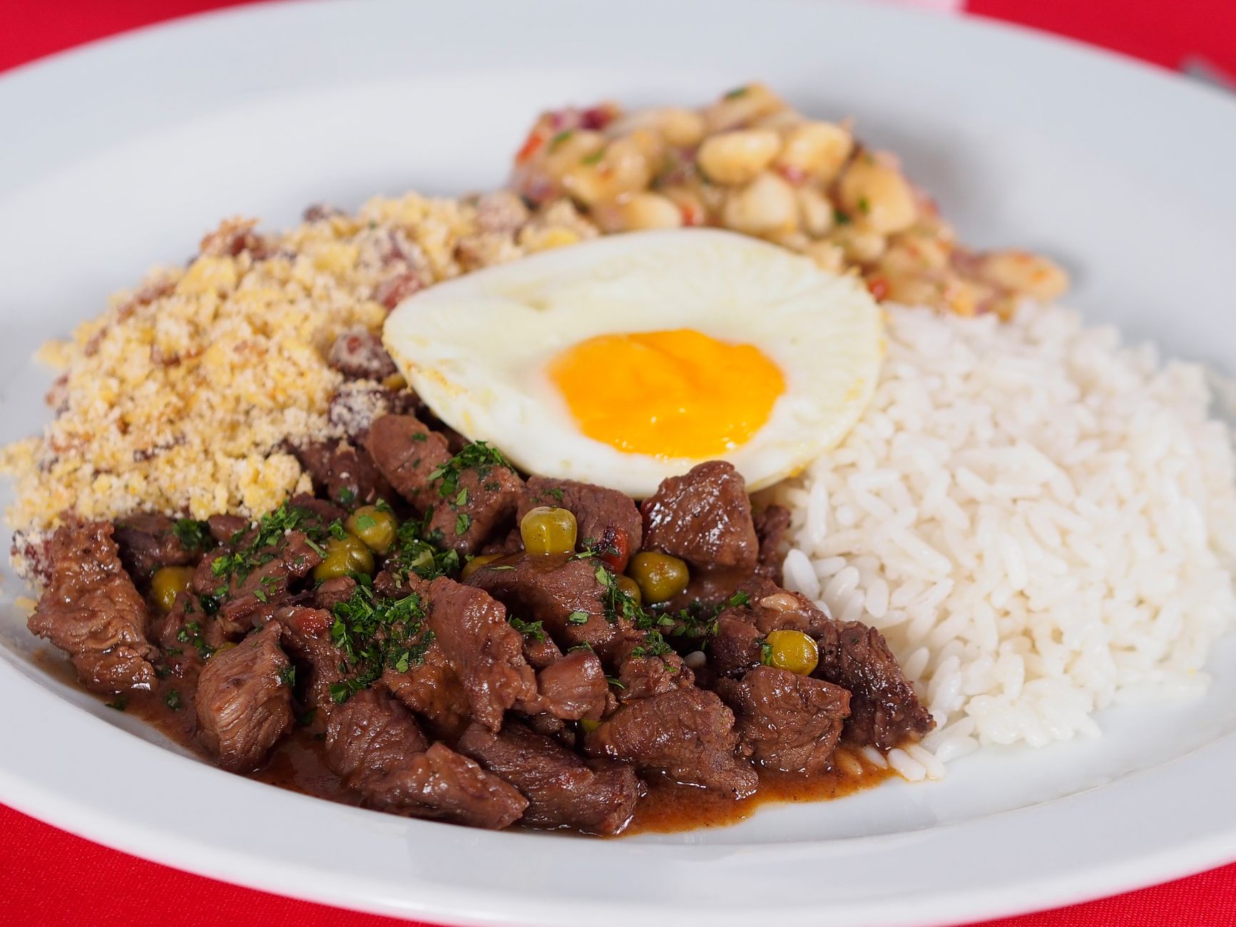 Braziliaanse feijoada (feijoada completa)