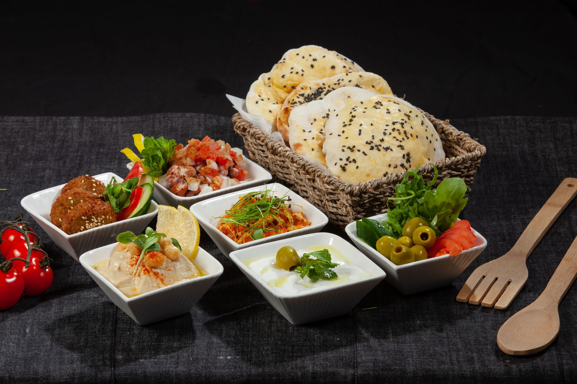 Falafelbowl met hummus en granaatappel