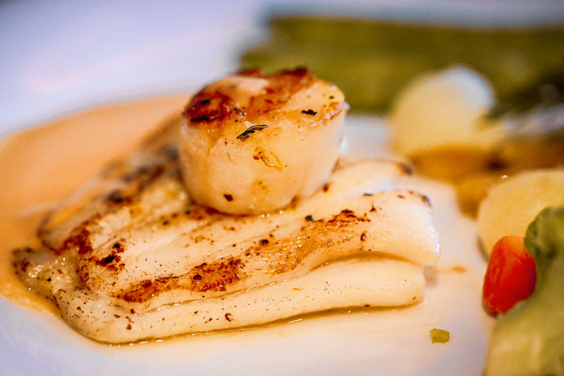 Feestelijk vispannetje met coquilles, zalm en kabeljauw