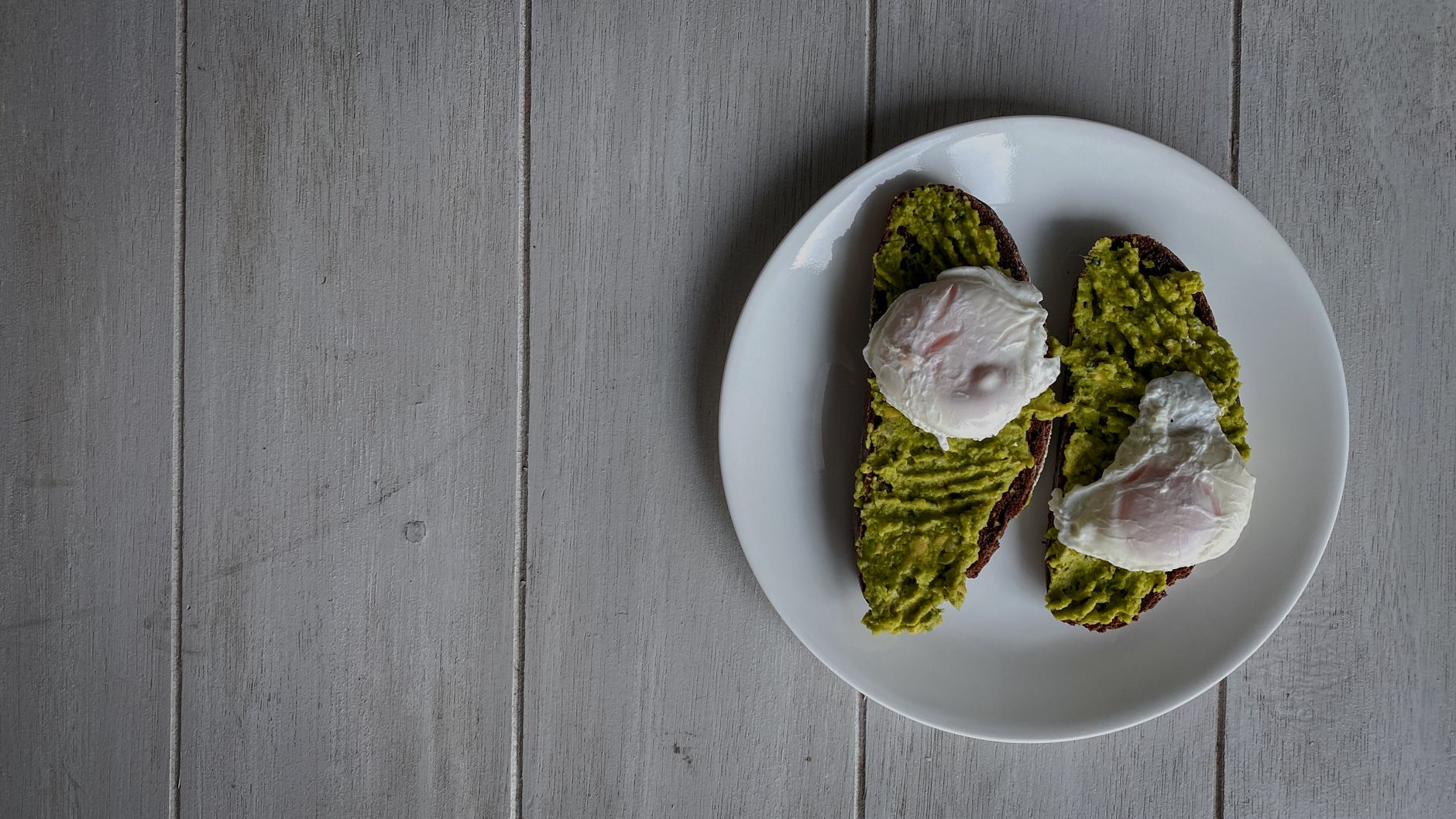 Avocadotoast met gepocheerd ei