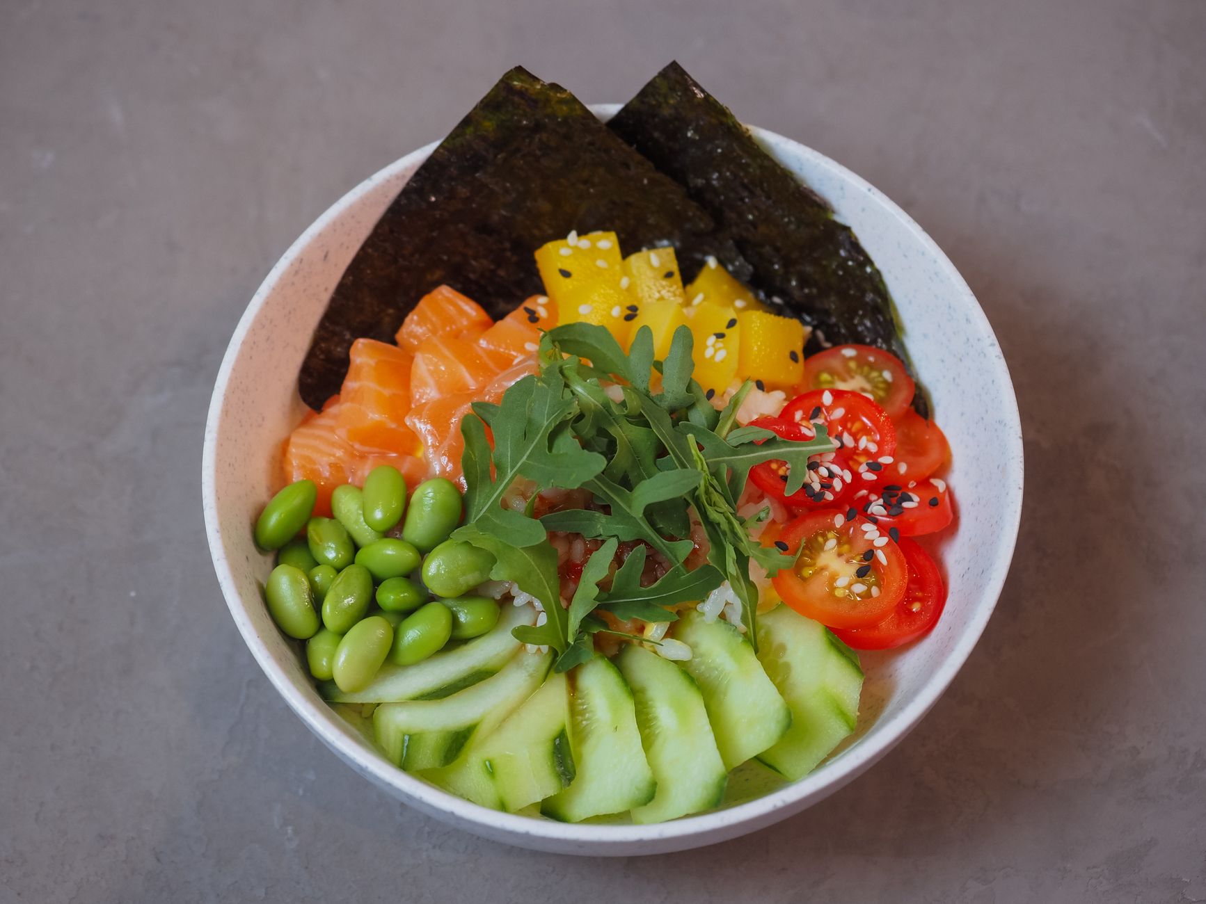 Poké bowl met garnaal en edamame