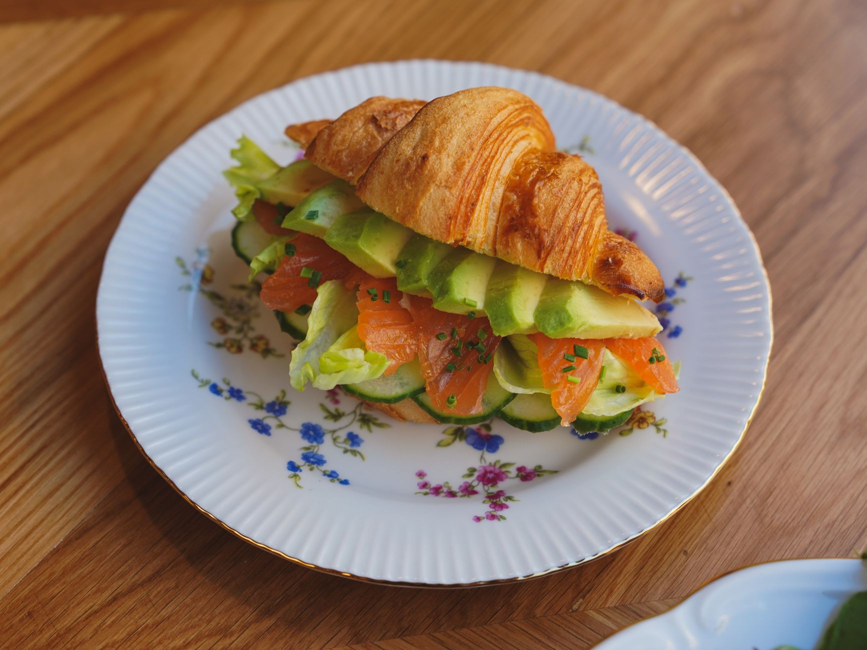Gerookte zalm met avocado en komkommer