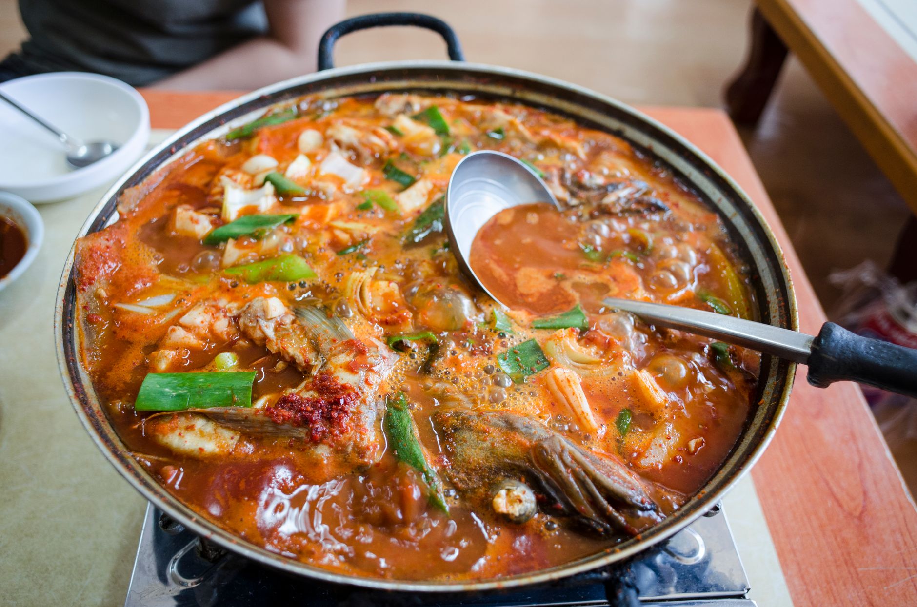 Kimchi-jjigae (pittige kimchistoofpot)