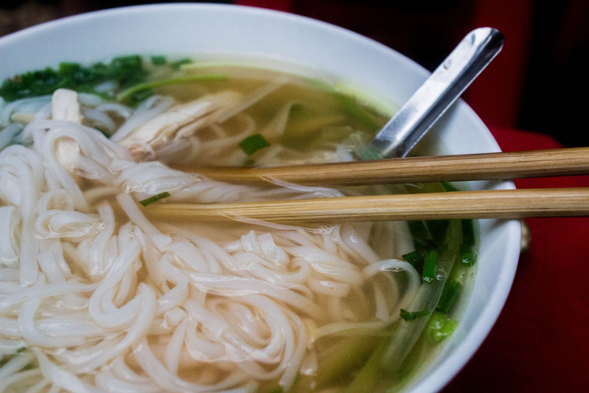 Vietnamese lente-uisoep met kip (Mien Ga)