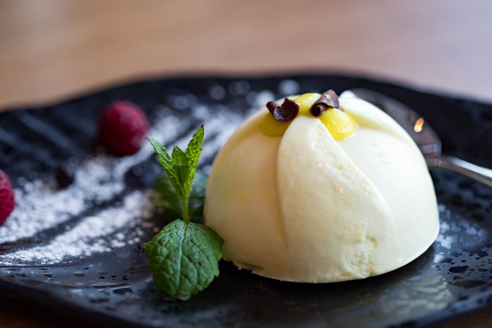 Witte chocolademousse met frambozen
