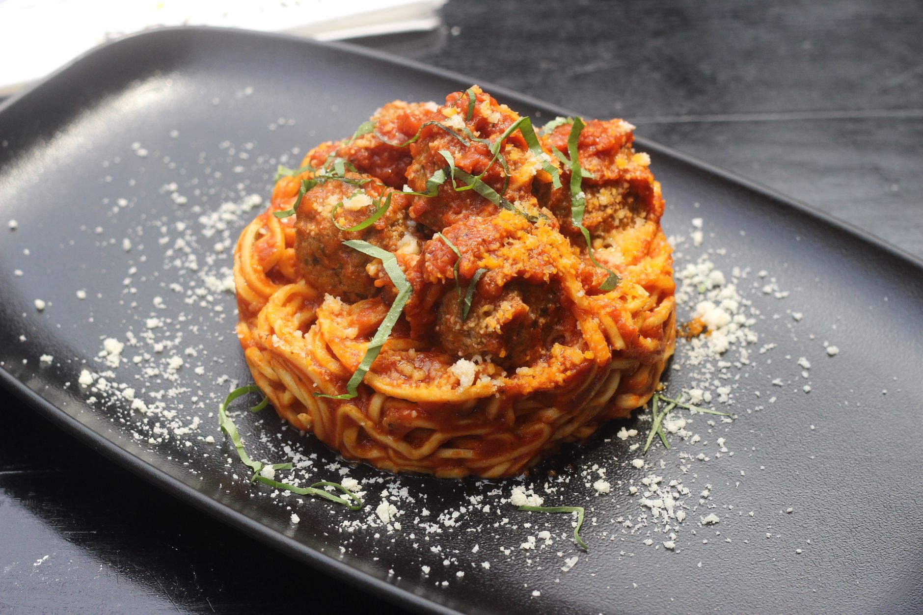 Spaghetti met gehaktballetjes in tomatensaus