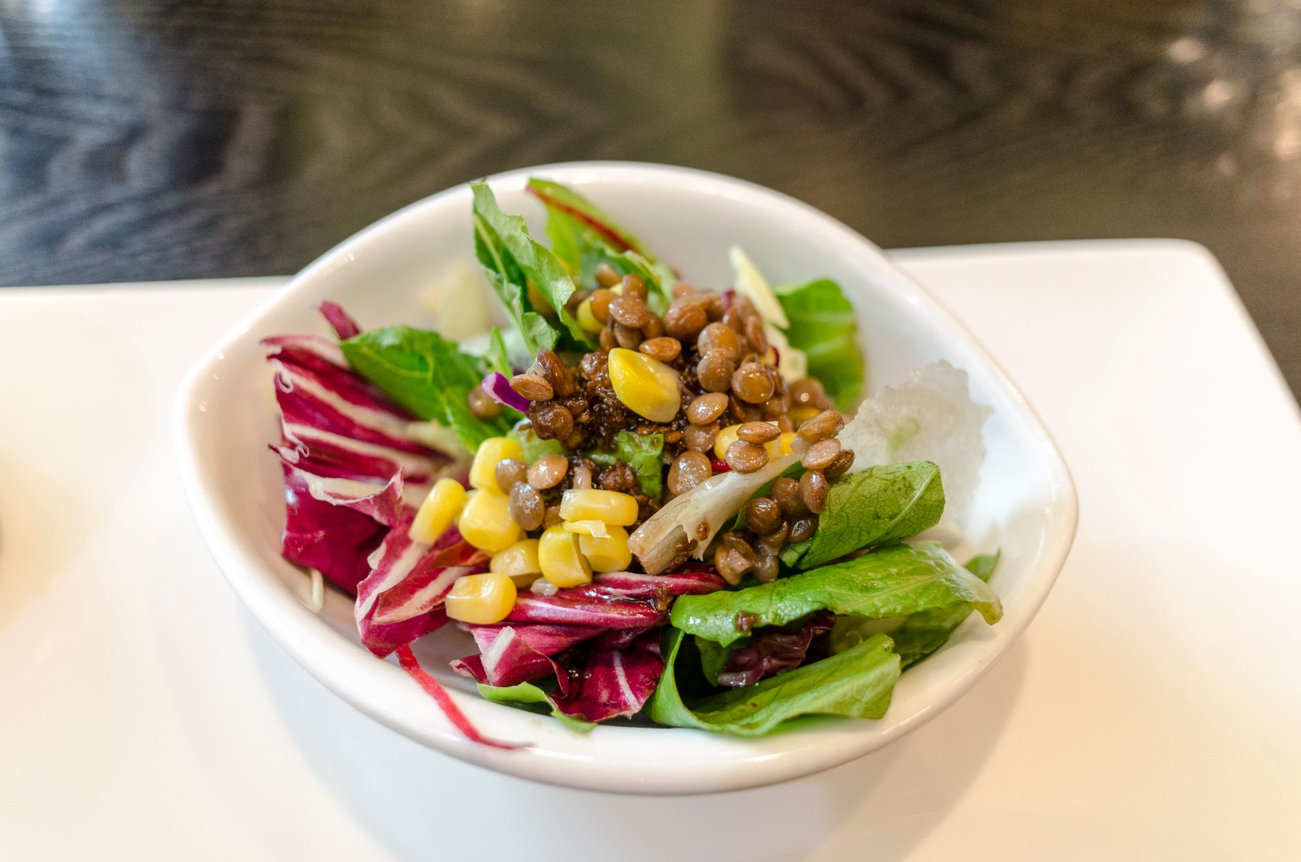 Linzensalade met feta en rode ui