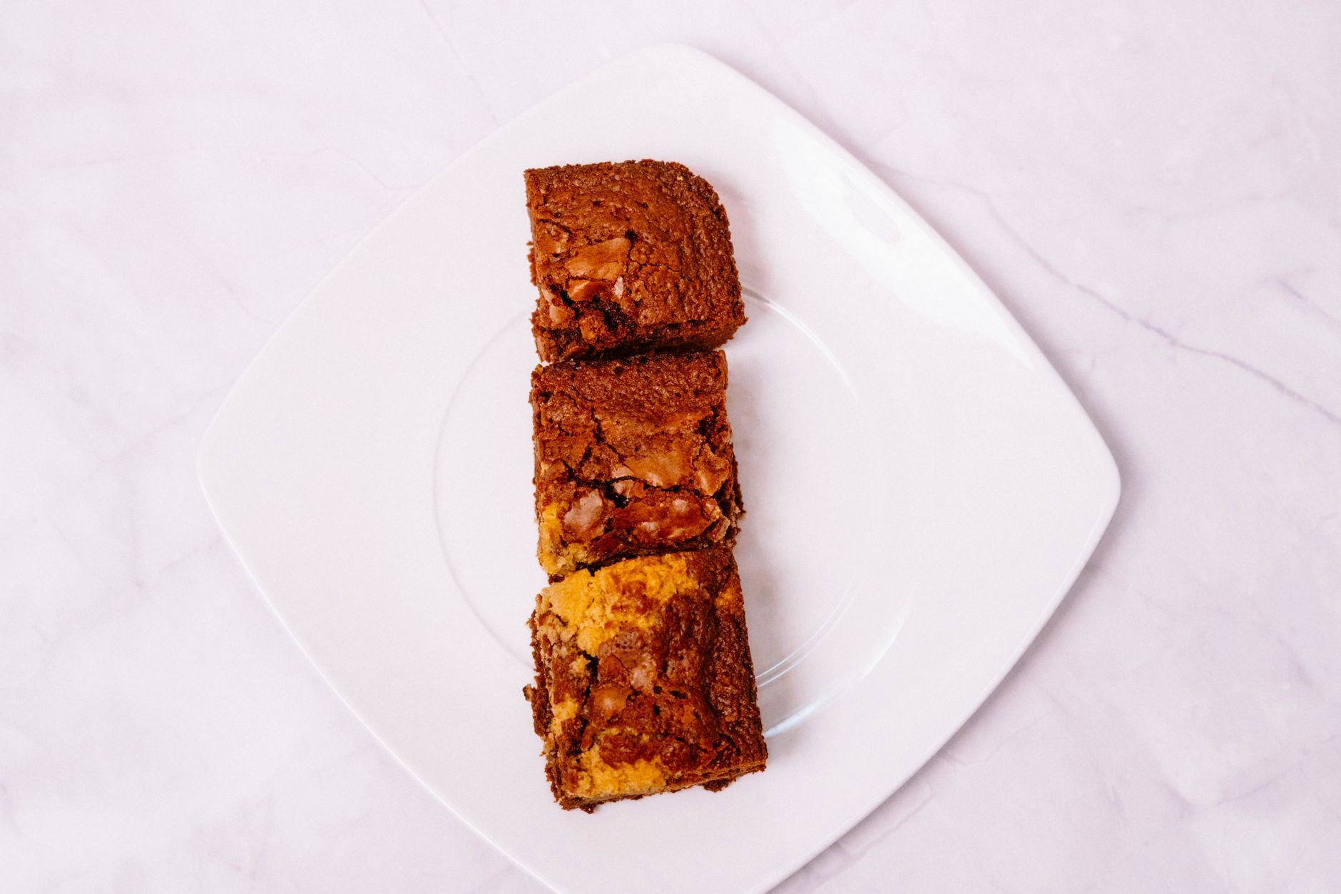 Amerikaanse blondies met witte chocolade
