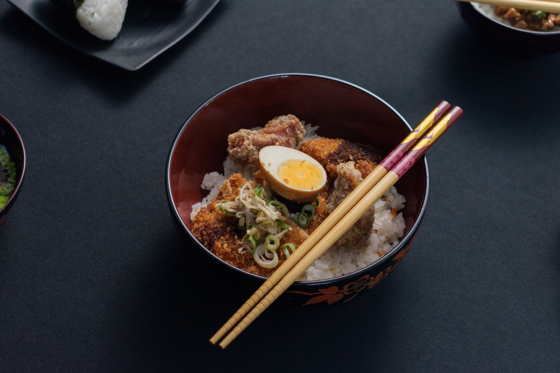 Katsudon (Japanse rijstkom met varkenskotelet en ei)
