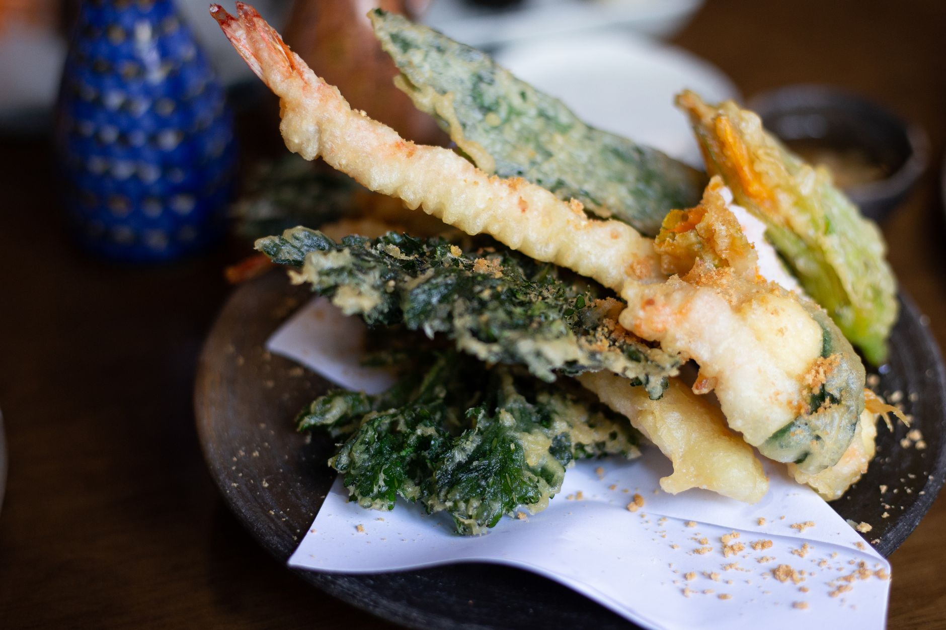 Tempura van garnalen en groenten