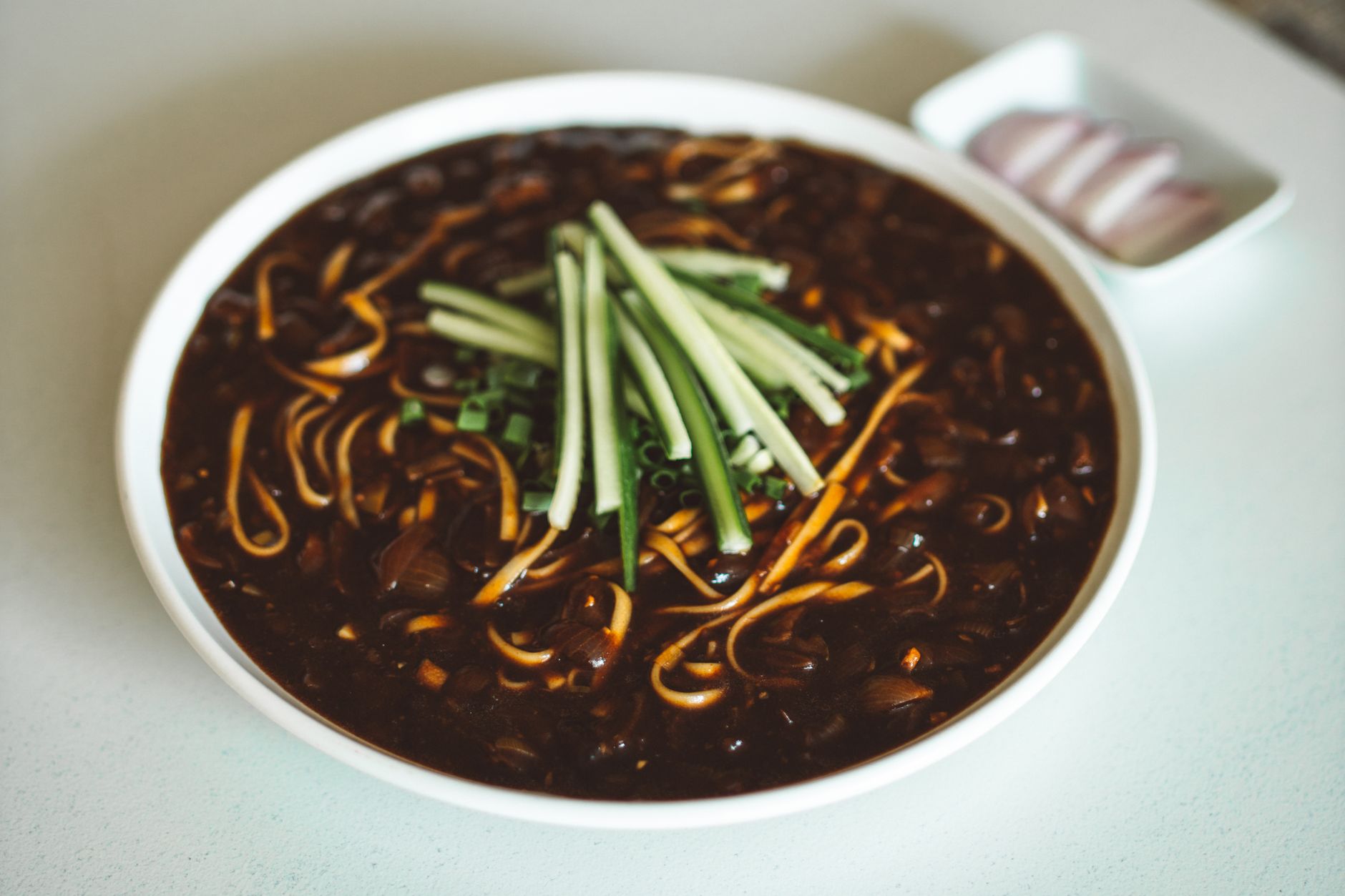 Jjajangmyeon (Koreaanse noedels in zwarte bonensaus)