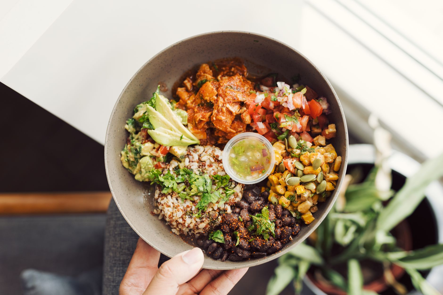 Quinoasalade met avocado, maïs en zwarte bonen