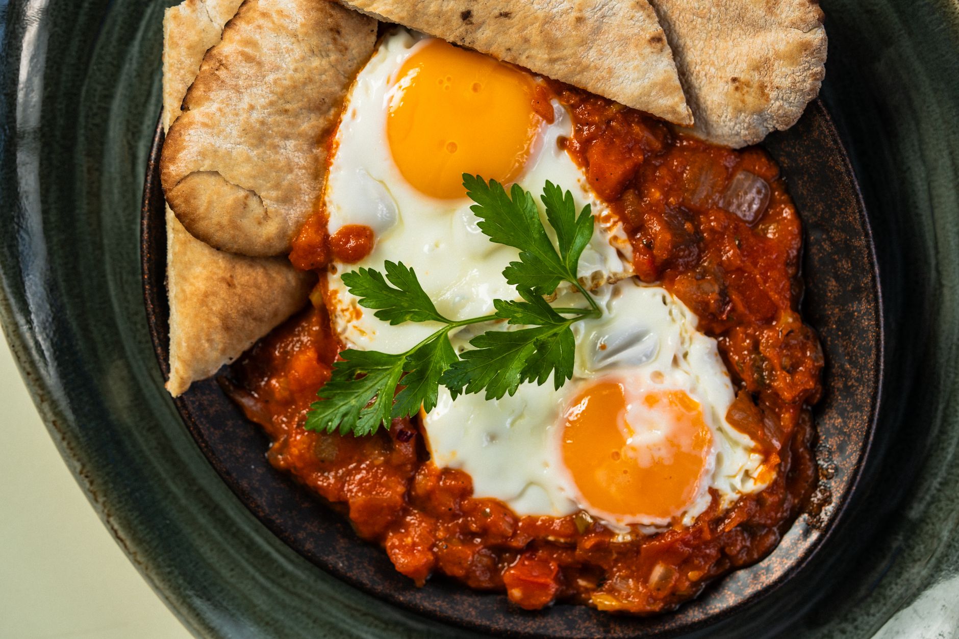 Sabich, Israëlisch pitabroodje met gebakken aubergine en ei