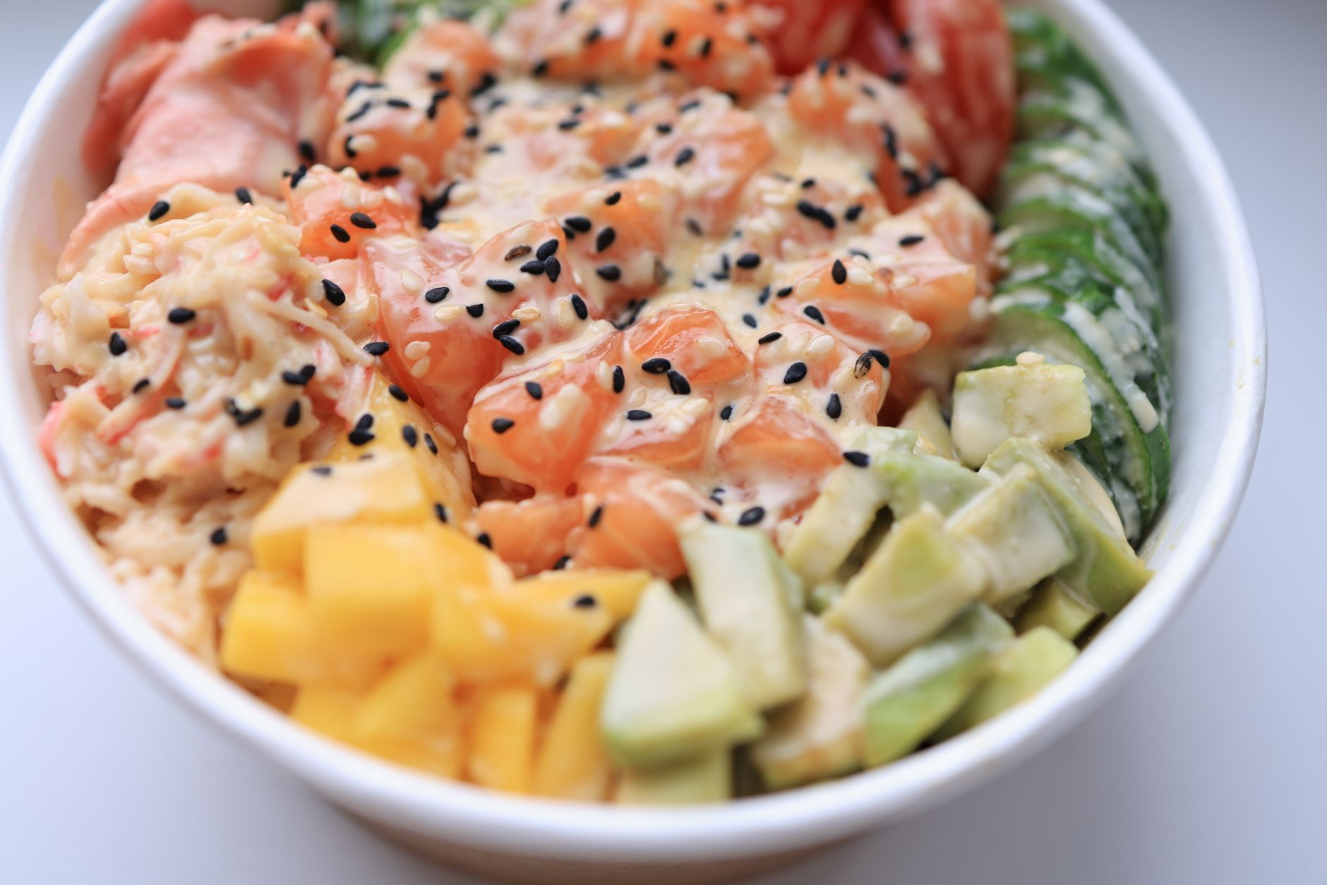 Frisse kip-avocadosalade met mango en limoen