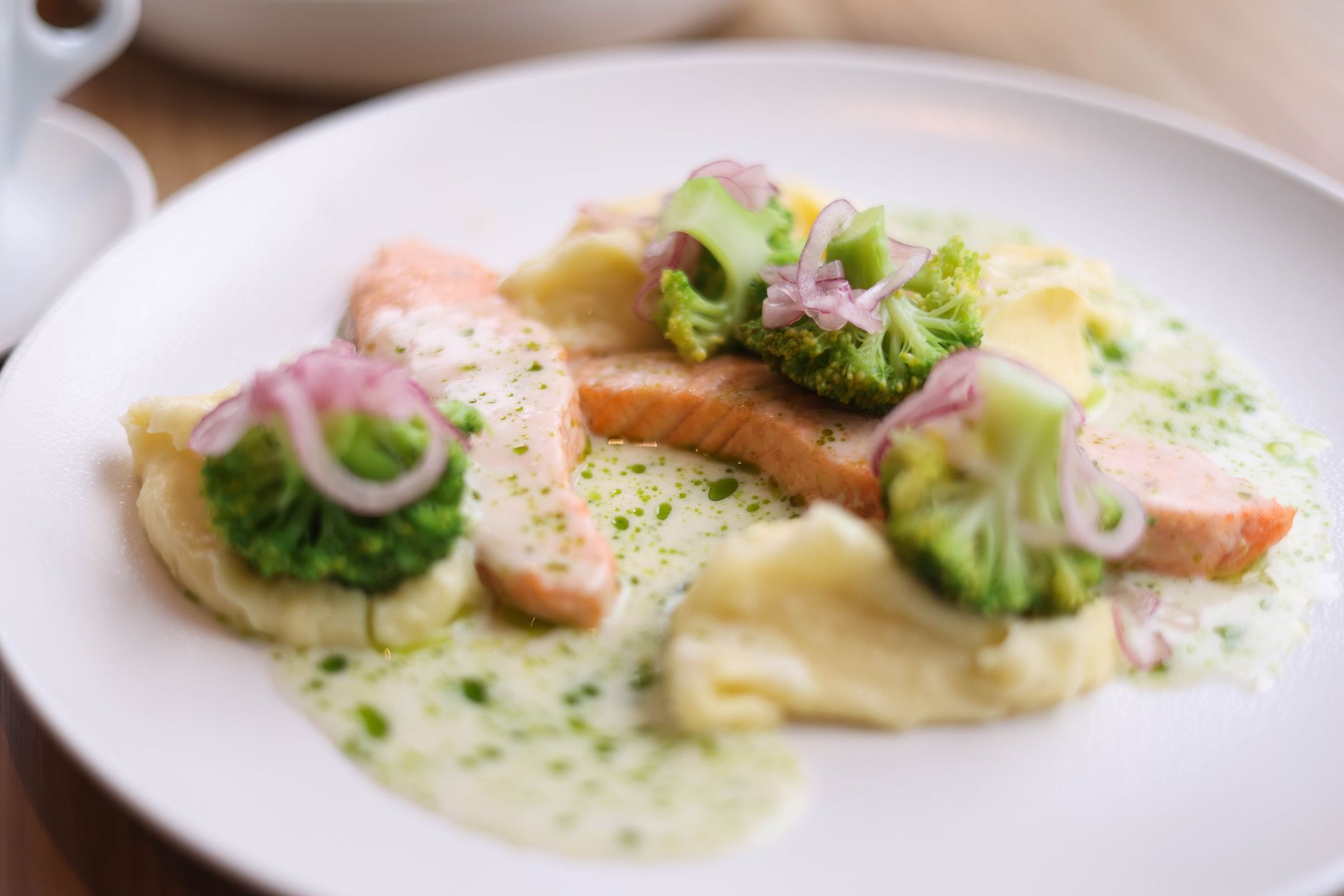 Gebakken kabeljauw met puree en witte botersaus