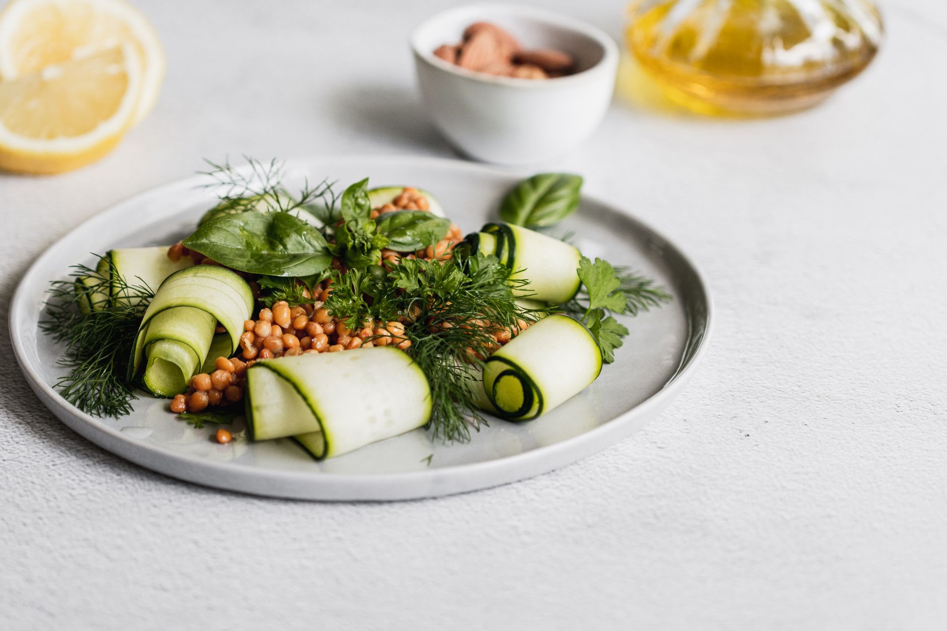 Gegrilde courgette met citroen en pijnboompitten