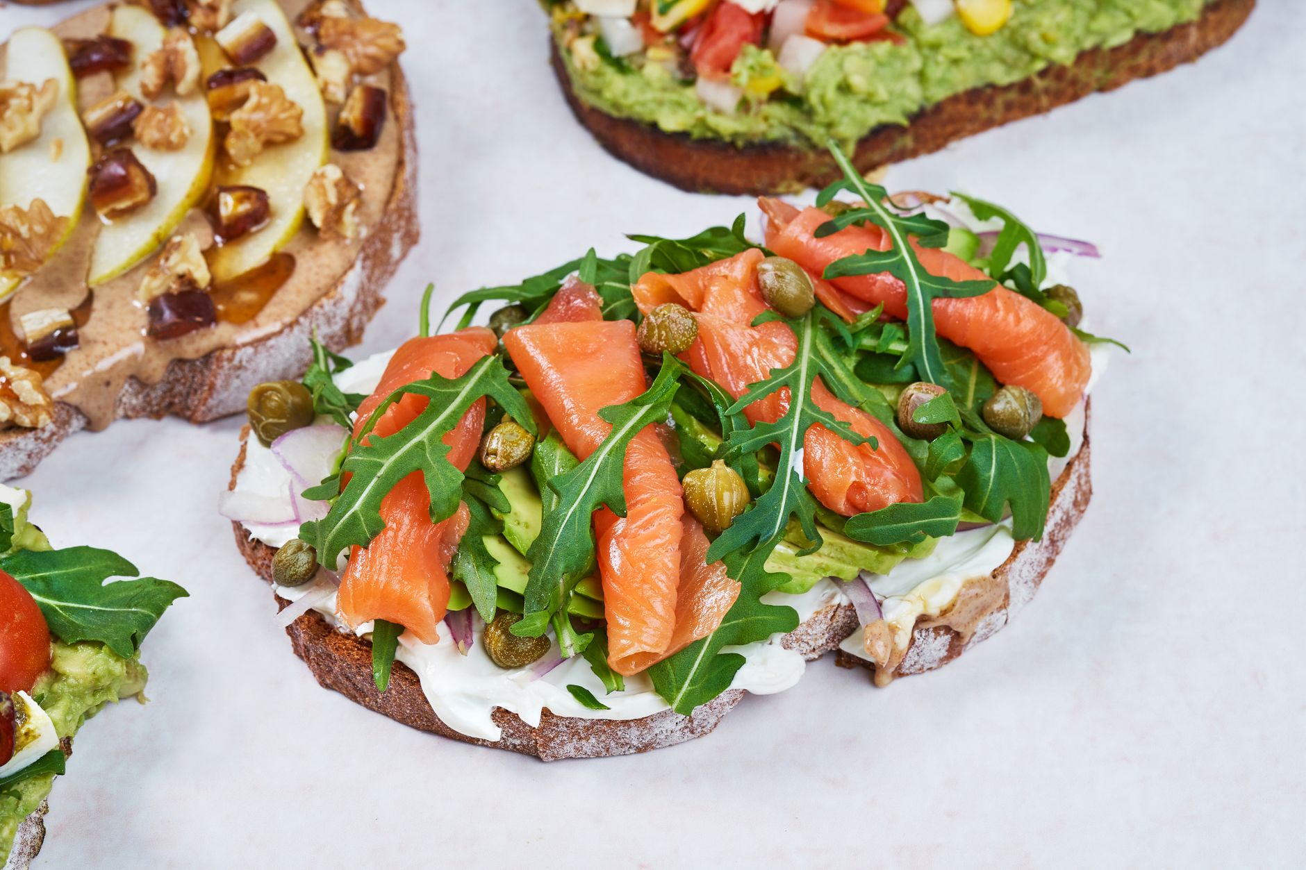 Gerookte zalm met avocado en komkommer