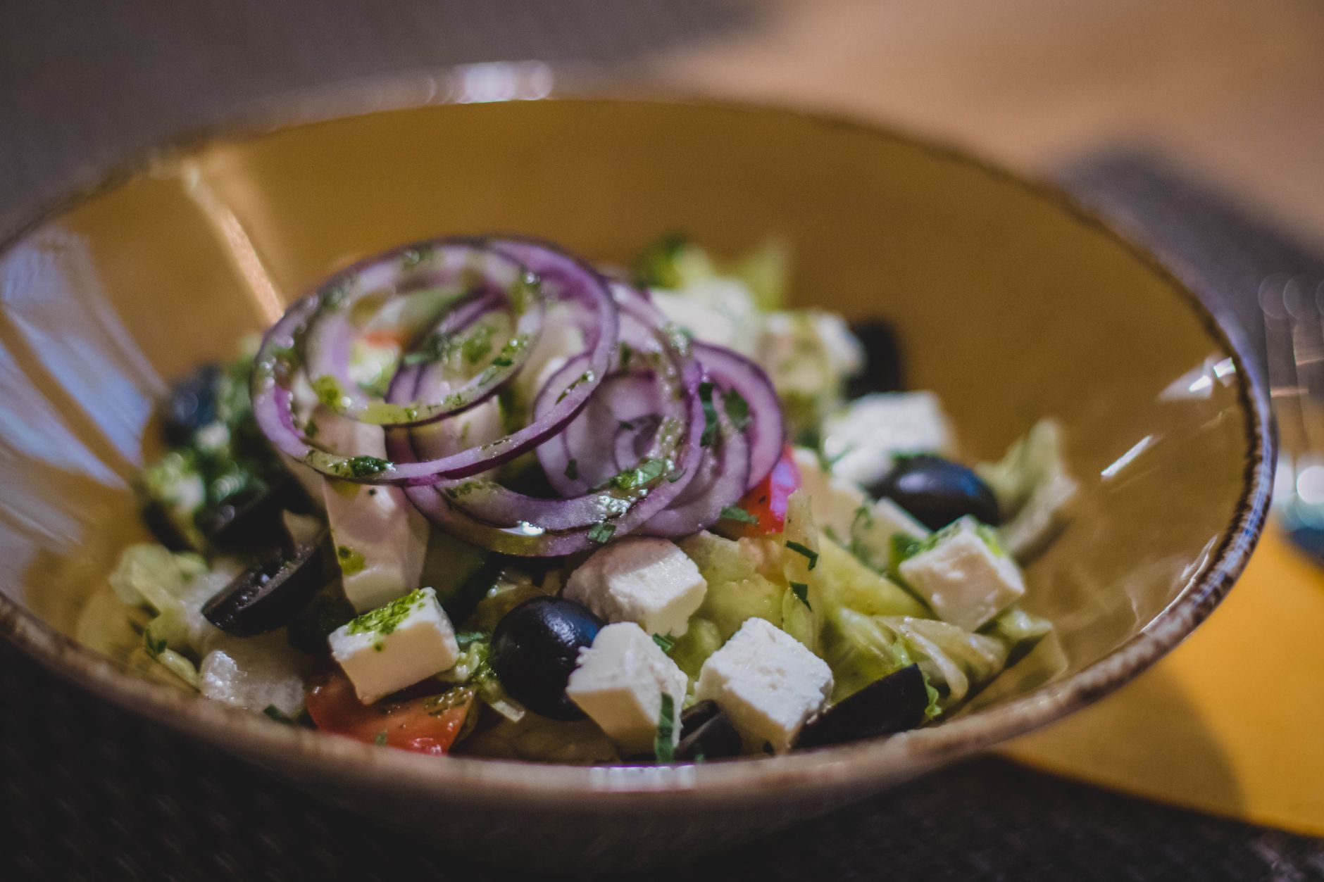 Griekse orzosalade met olijven en komkommer