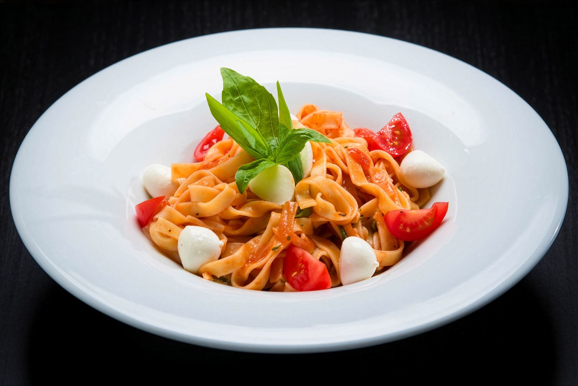 Italiaanse pastasalade met mozzarella en salami