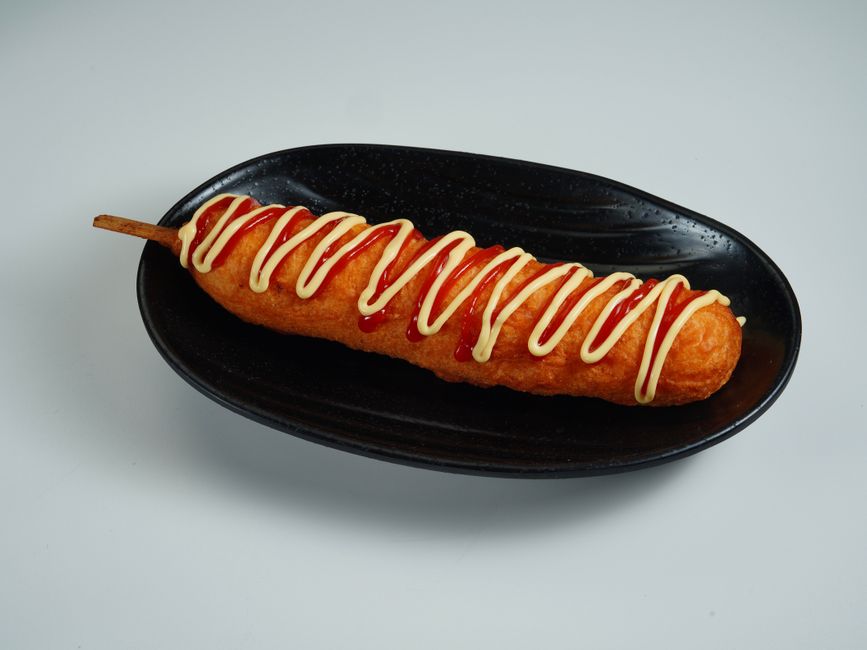 Krokante corn dog aan een stokje