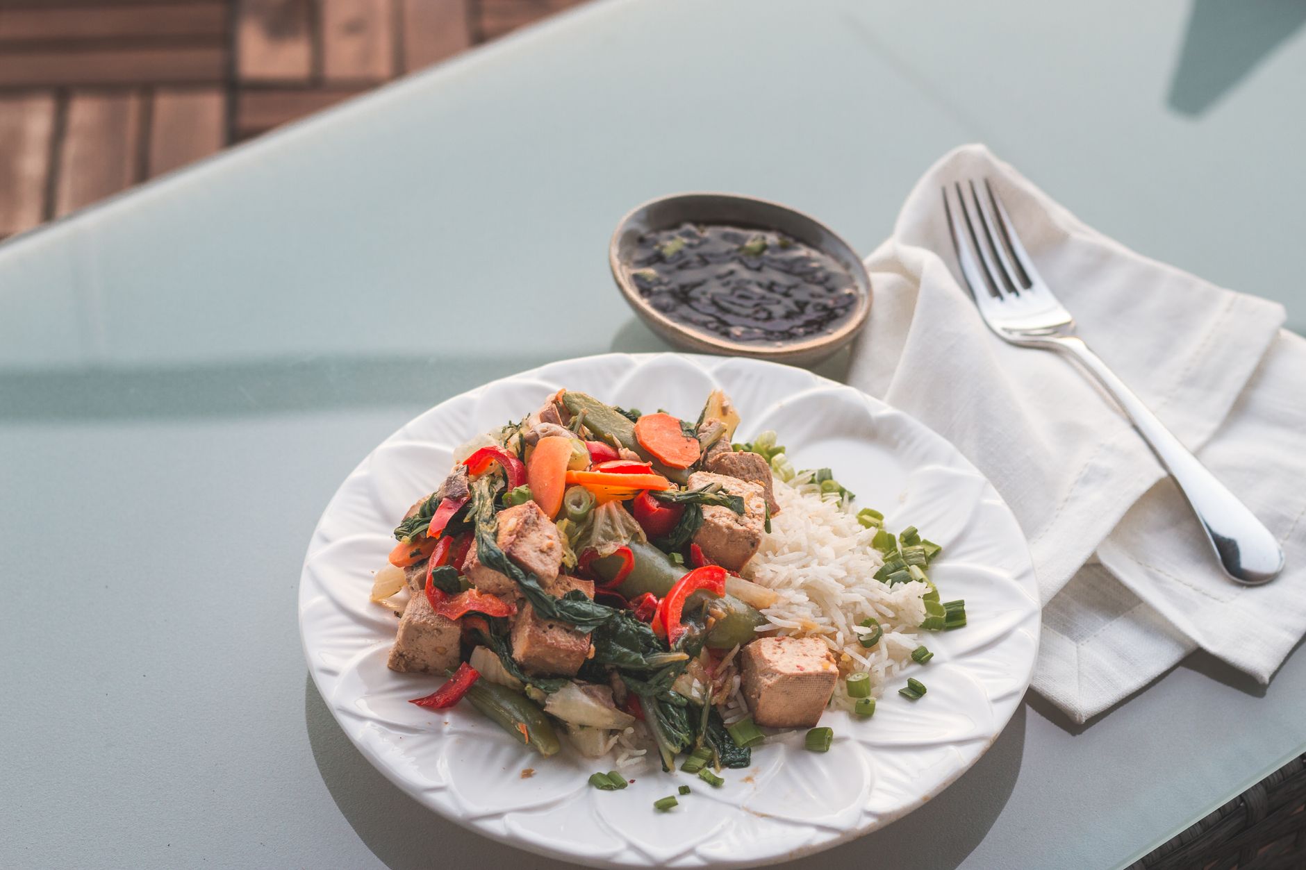 Krokante tofu in teriyakisaus met wokgroenten