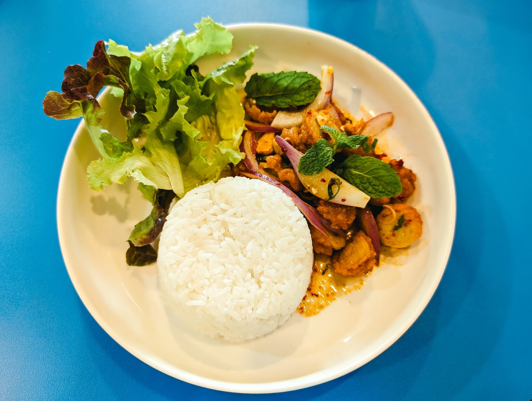 Larb gai gekruide kipsalade