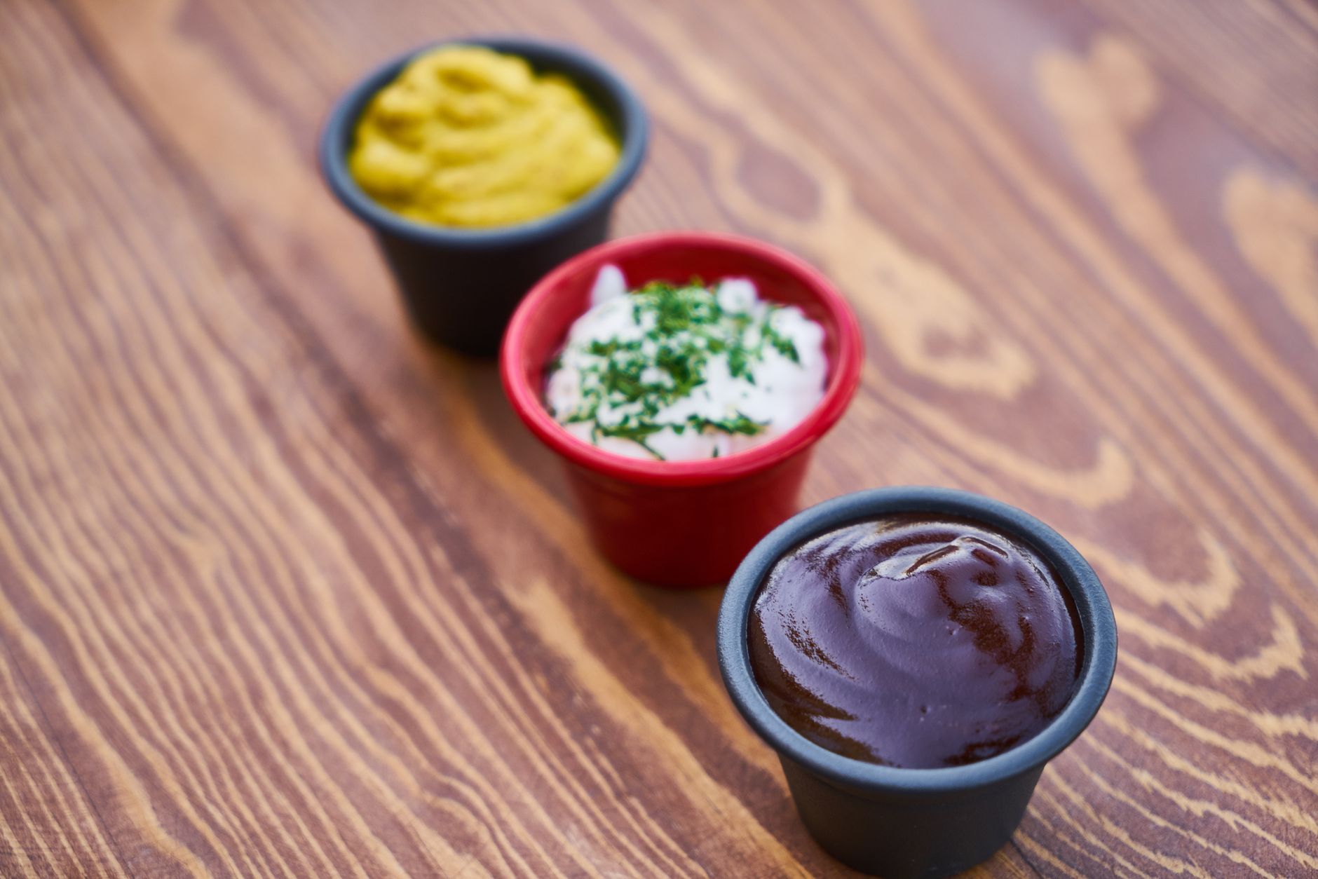Lichte mosterdsaus bij lamsrack