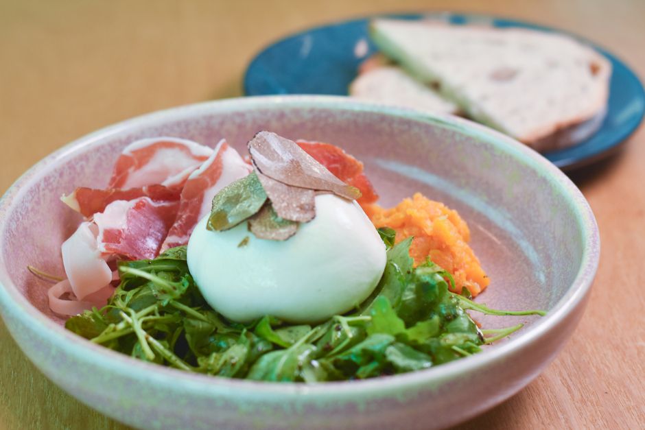 Cantaloupe meloentartaar met stracciatella en krokante parmaham