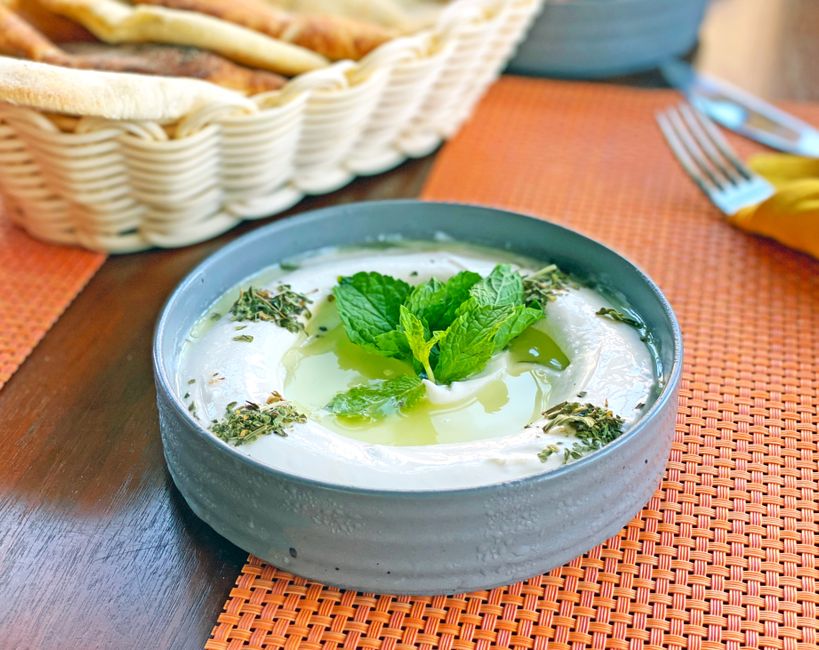 Whipped feta met olijfolie en verse kruiden