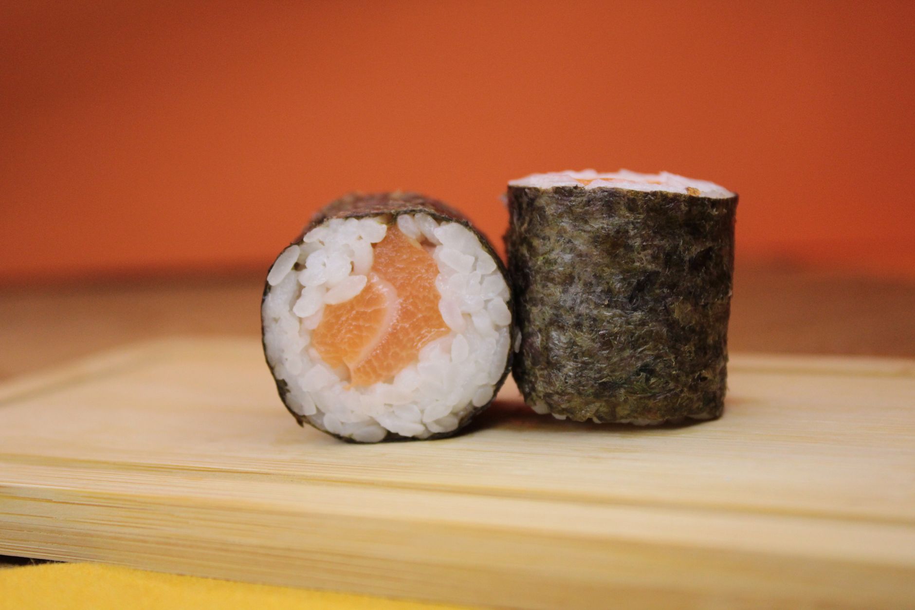 Maki sushi met komkommer en zalm