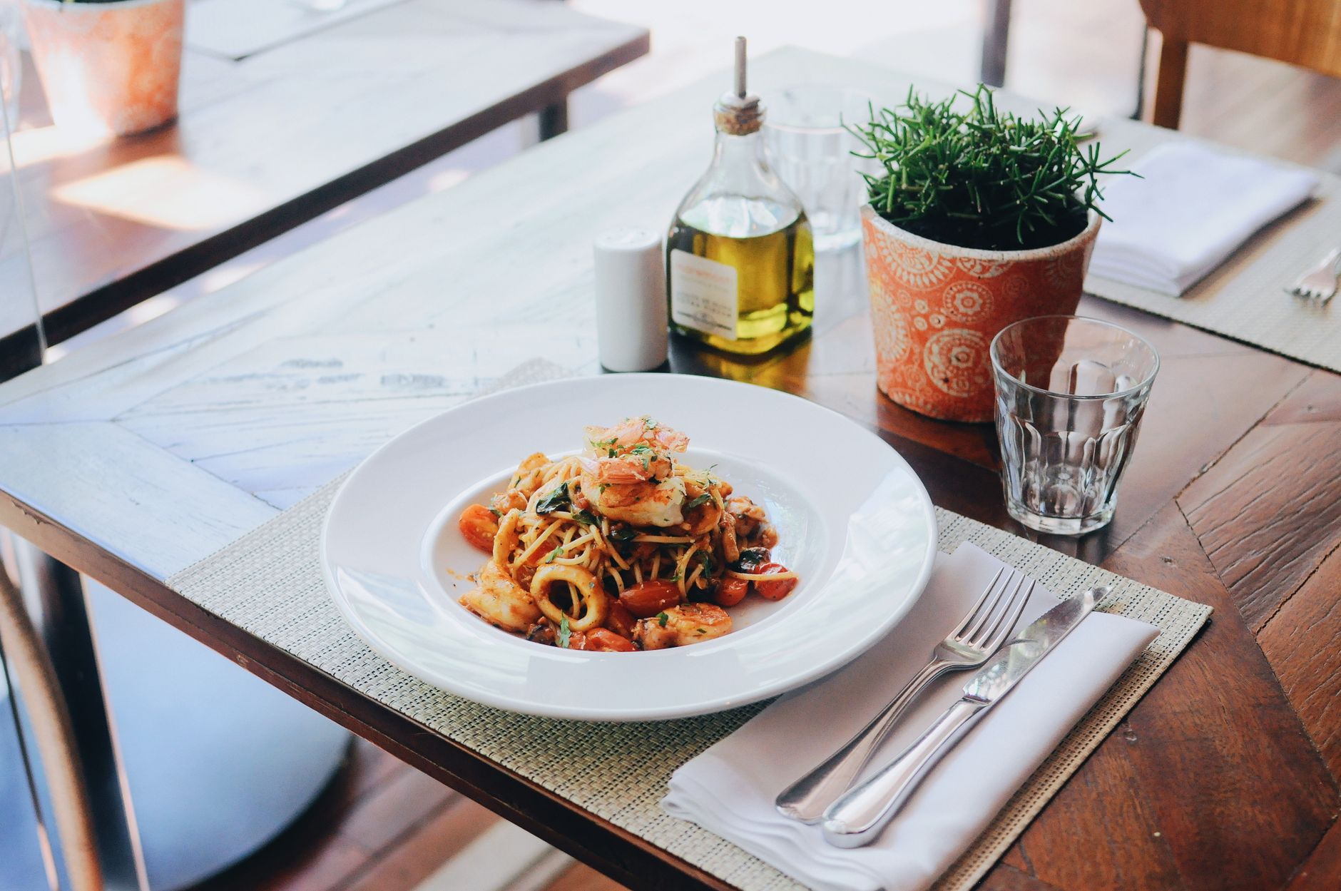 One-pot tomatenpasta met basilicum