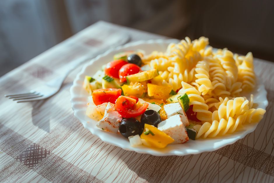 Pastasalade met pesto en cherrytomaten
