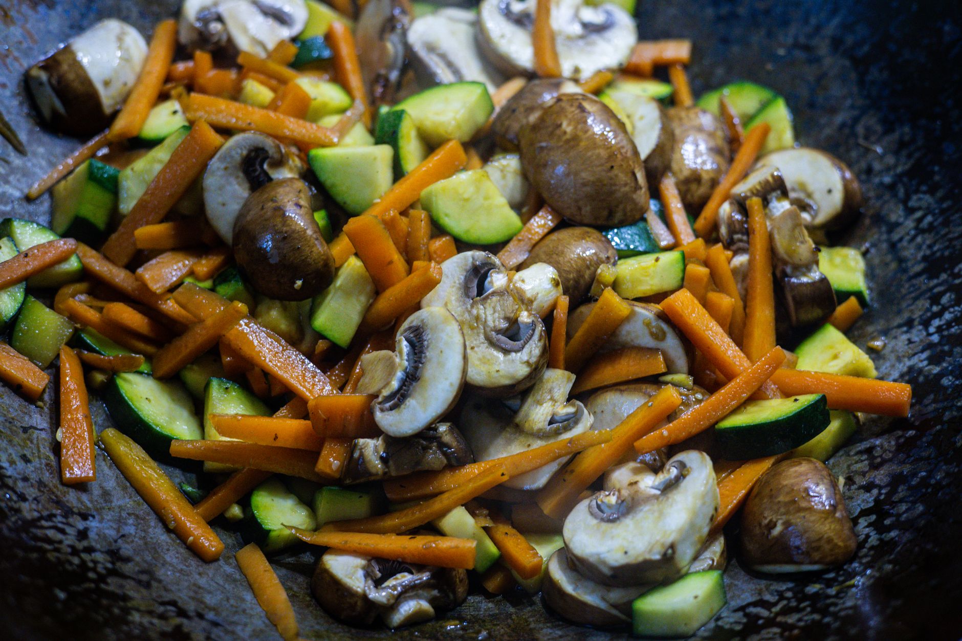 Pittige miso-wok met tempeh en groenten