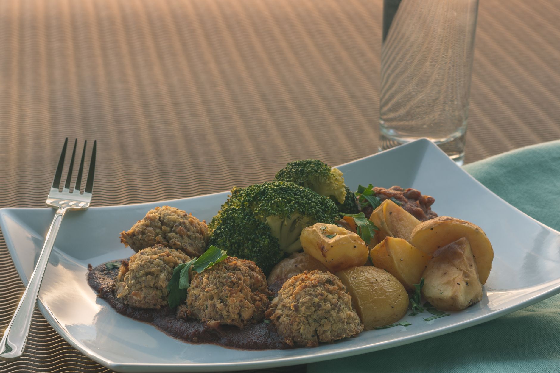 Plantaardige braadjus bij vegan worst