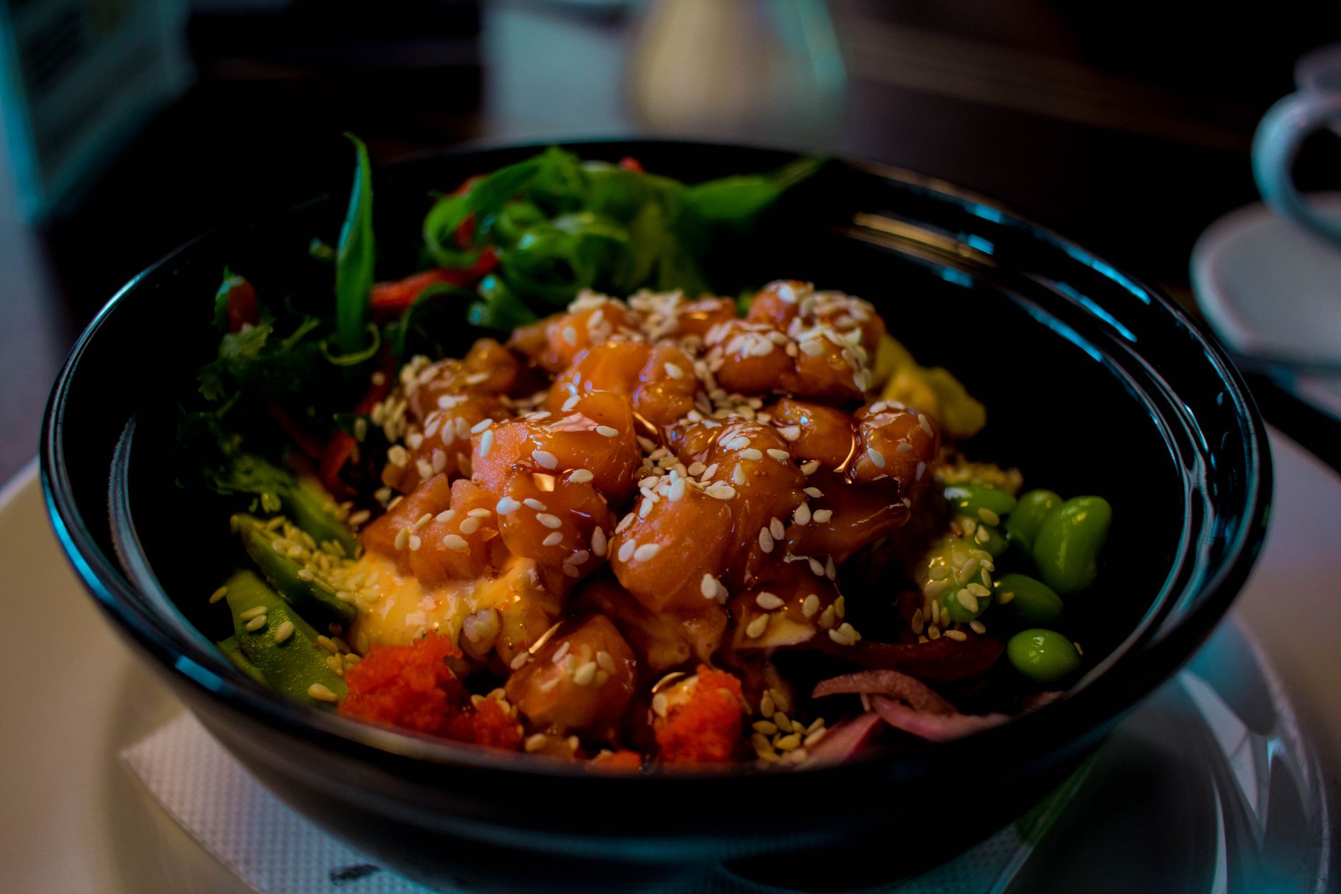Poké bowl met gerookte zalm