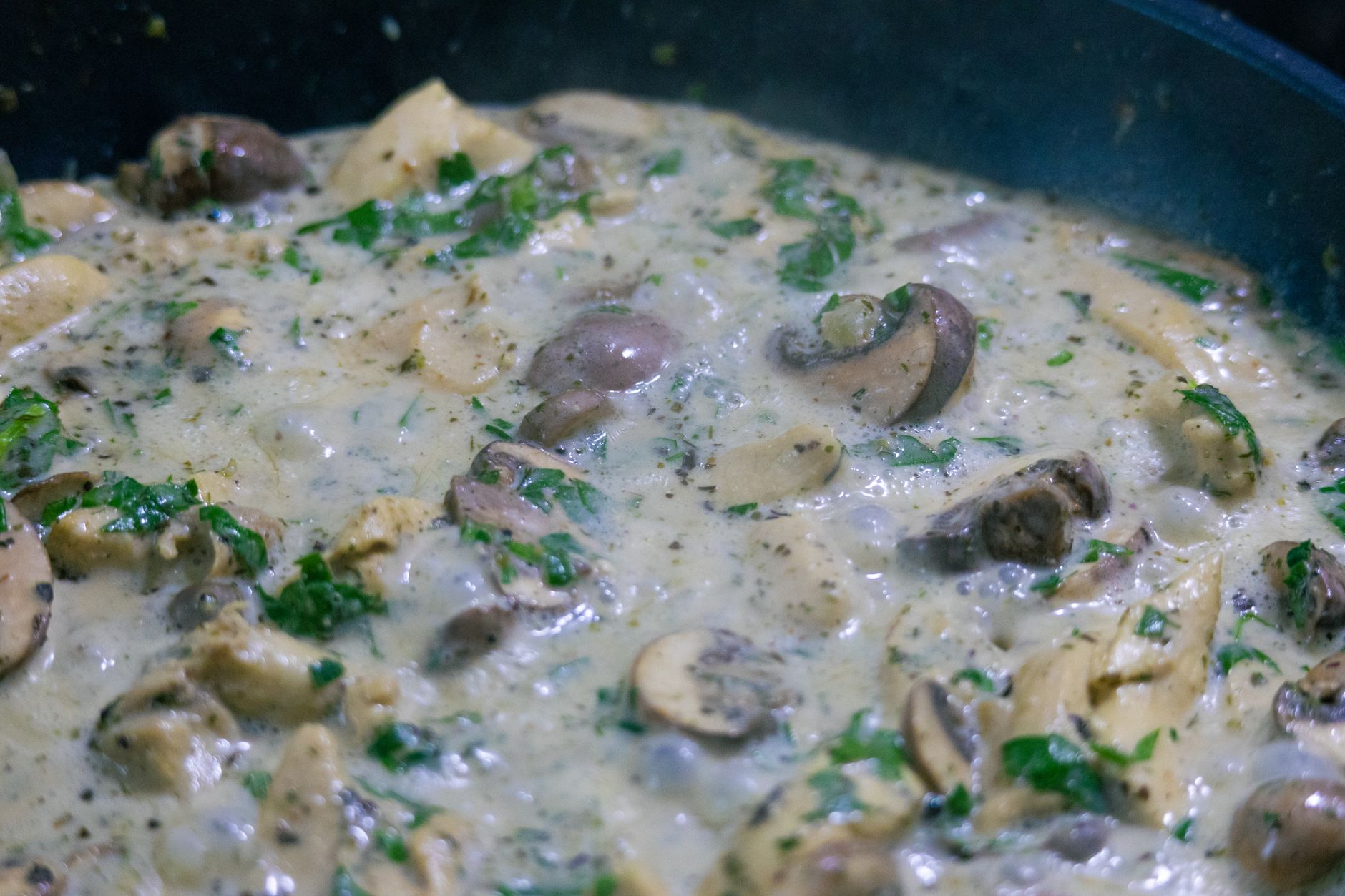 Rodewijnsaus met champignons bij lamskroontje
