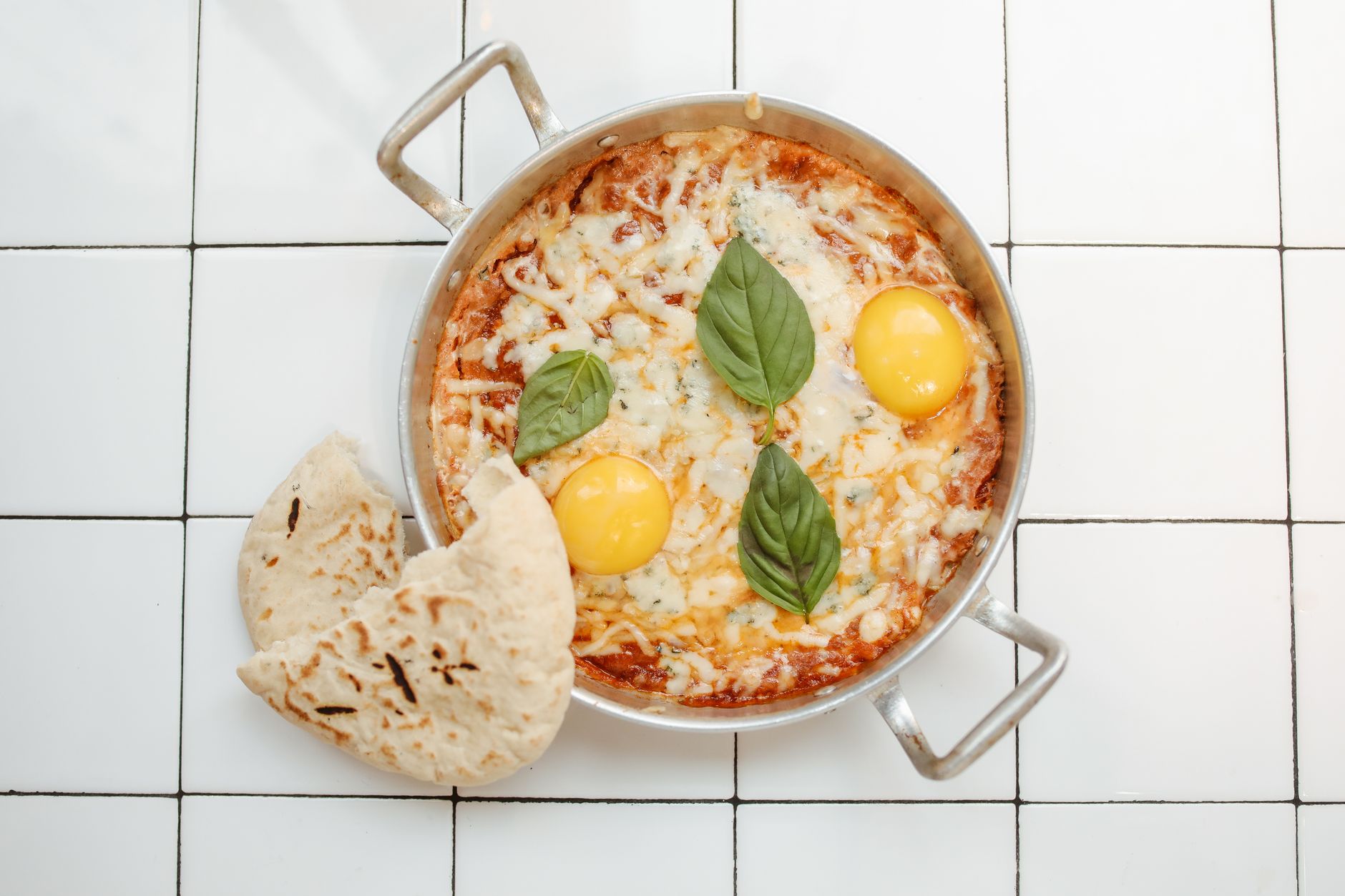 Shakshuka met eieren in pittige tomatensaus