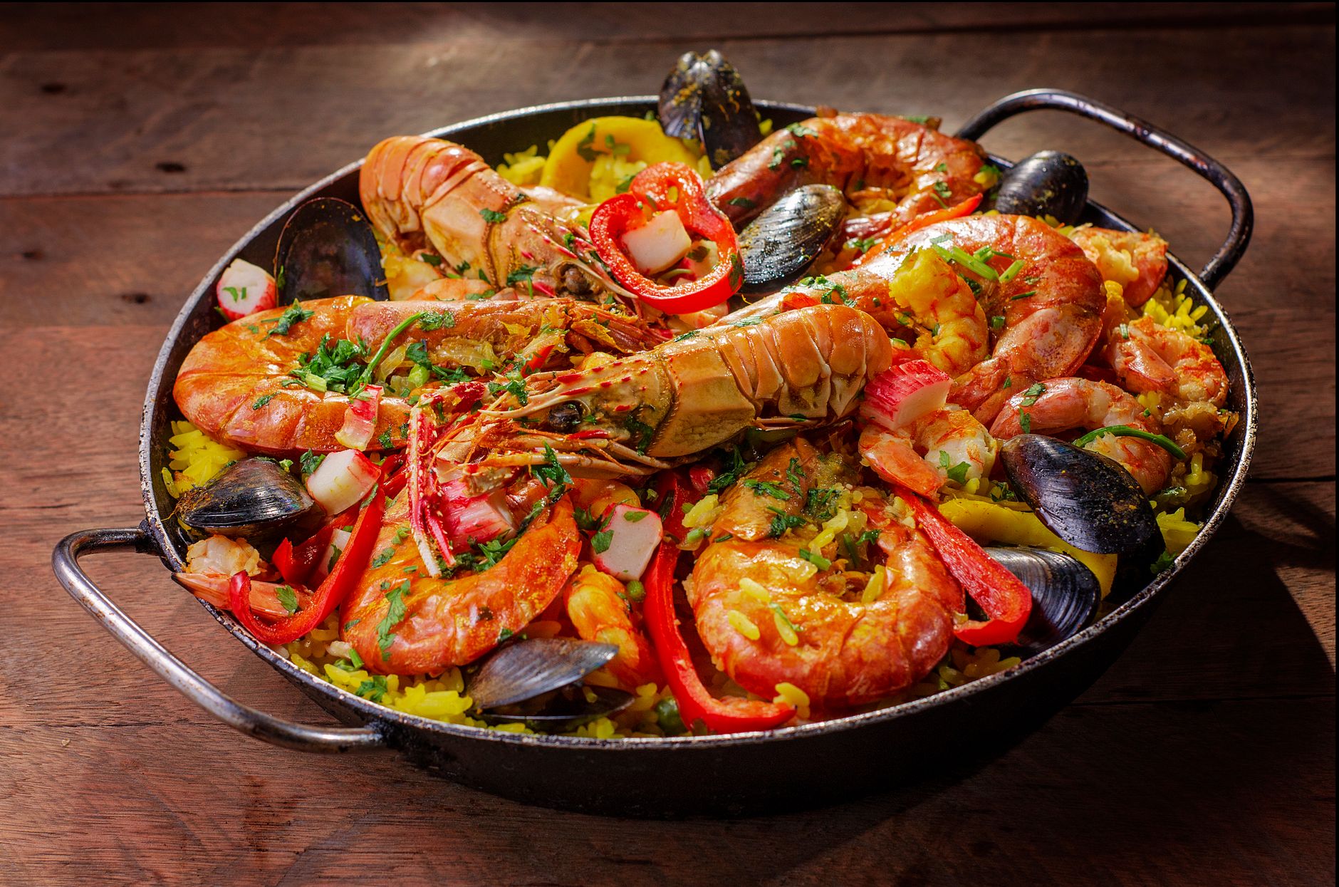 Spaanse paella met kip en scampi