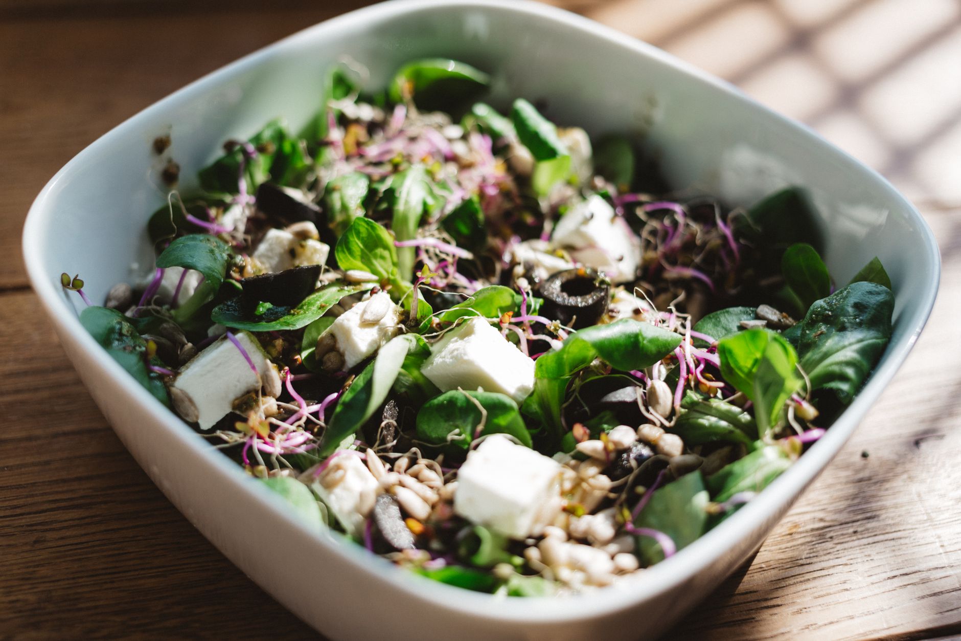 Spinaziesalade met aardbei, feta en pompoenpitten