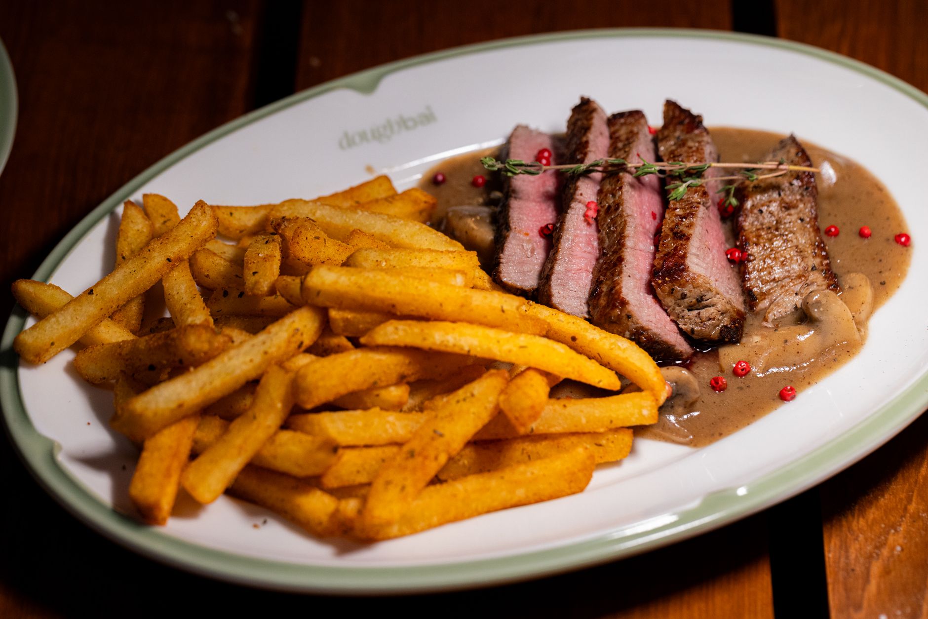 Steak frites met pepersaus