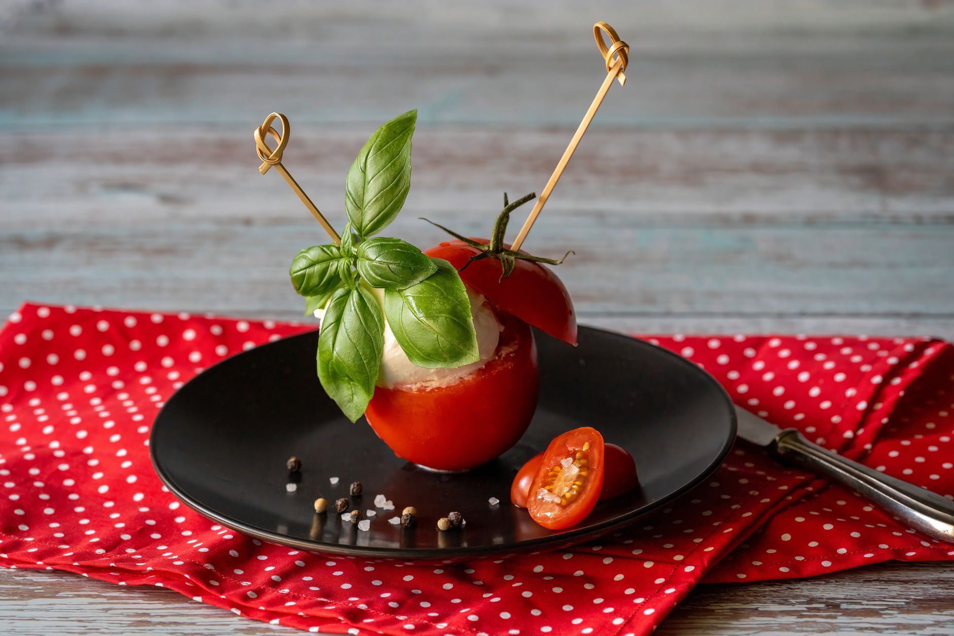 Tomaat-mozzarella-spiesjes met basilicum