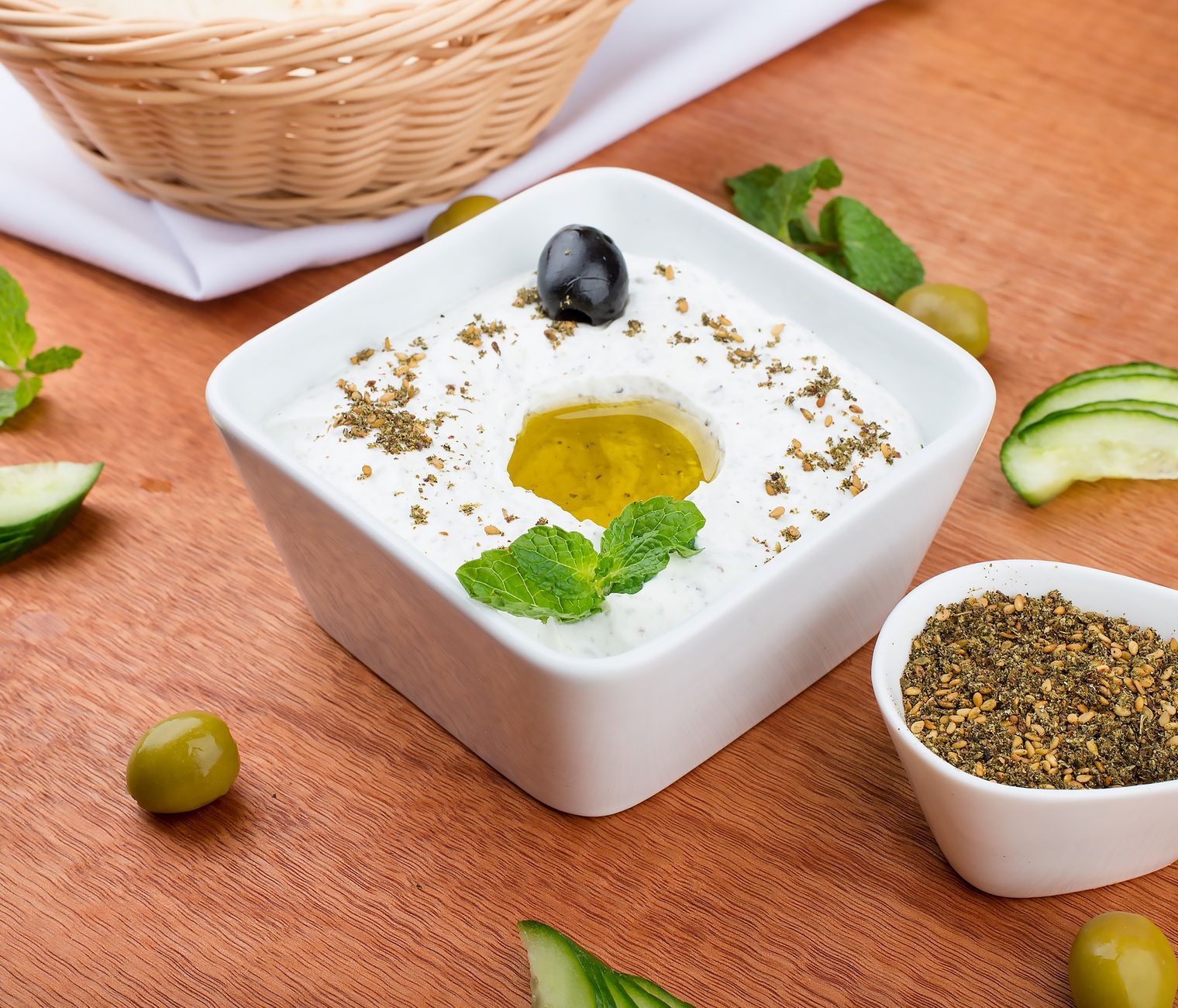 Turkse cacik, frisse yoghurt met komkommer en munt