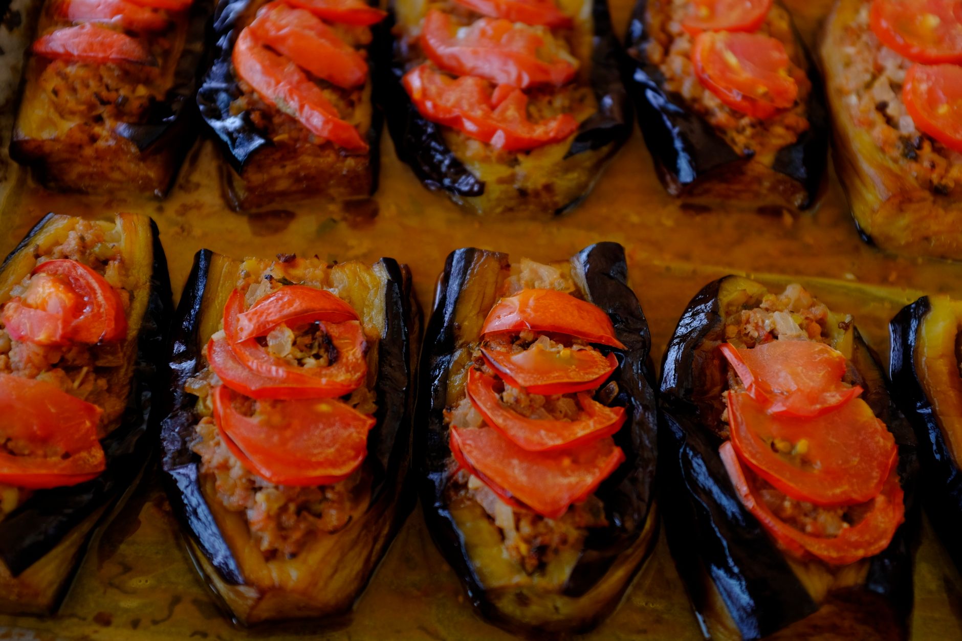 Turkse imam bayildi, gevulde aubergine met tomaat en ui