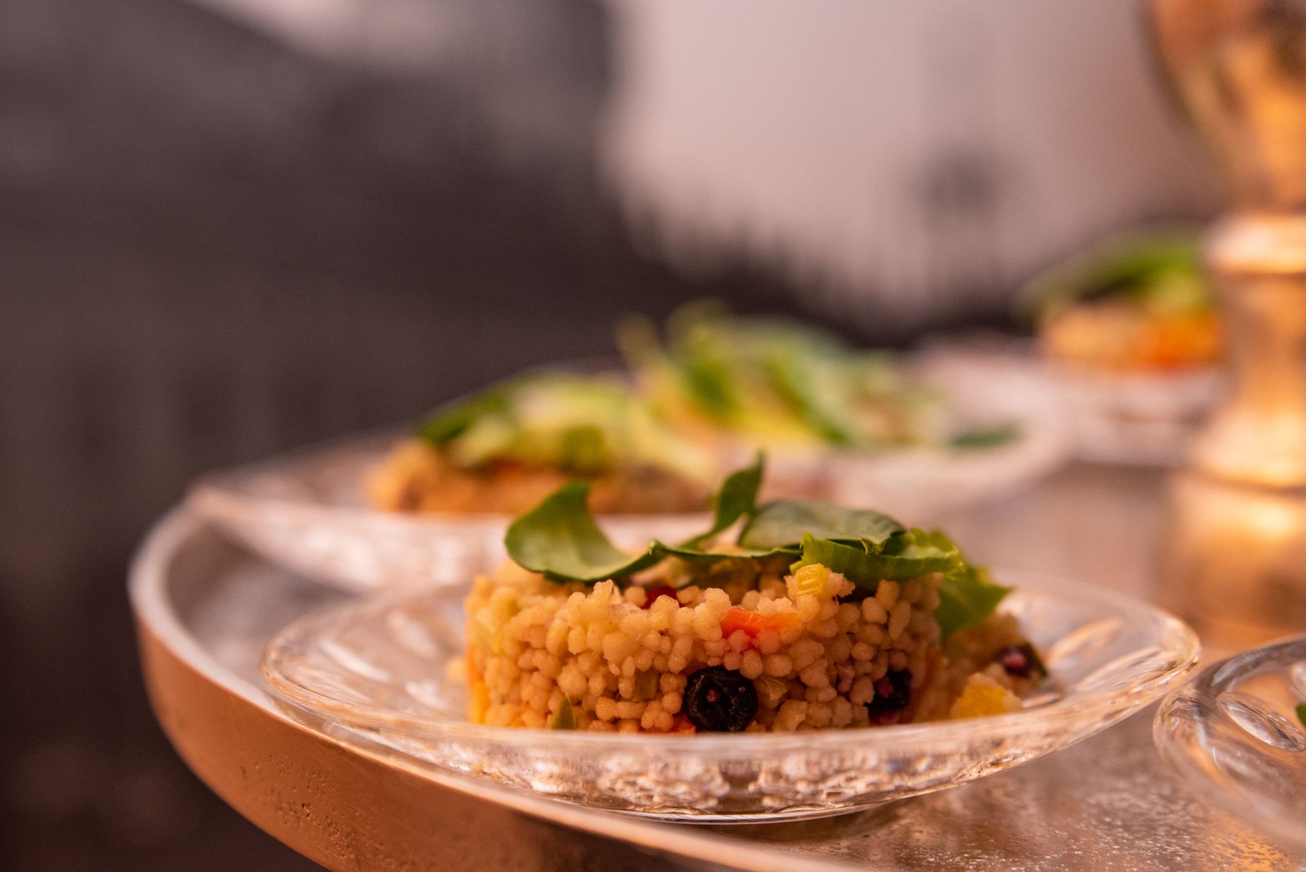 Zalmtartaarbowl met parelcouscous en Noordzeegarnaal